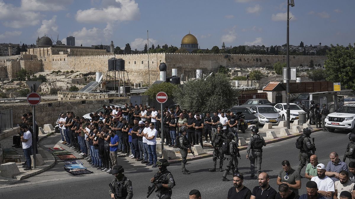 lصلون فلسطينيون يصلون خارج البلدة القديمة بالقدس 