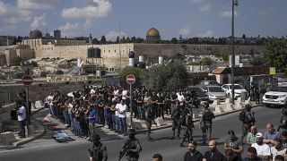 مصلون يصلون في الخارج بعد منعهم من قبل الجيش الإسرائيلي، القدس