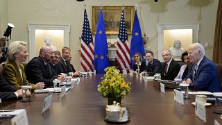 Von der Leyen und Michel (auf der linken Seite) sprechen mit Biden