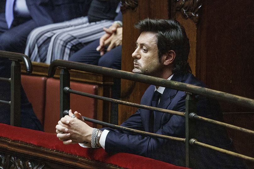 أندريا جامبرونو، شريك حياة جورجيا ميلوني السابق، يستمع إلى خطاب لميلوني في البرلمان الإيطالي ـ تشرين الاول / أكتوبر 2022