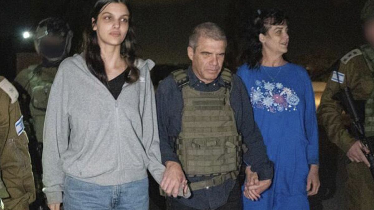 Judith Tai Raanan e Natalie Shoshana Raanan, à chegada a Israel, após terem sido libertadas pelo Hamas, 22 de outubro de 2023