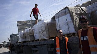 Camiões com ajuda humanitária para Gaza entram na passagem de Rafah