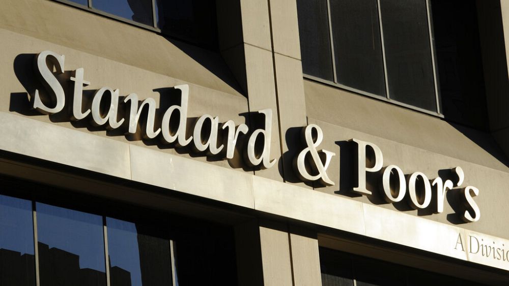 S&P: Τα ελληνικά ομόλογα ξανά στην επενδυτική βαθμίδα