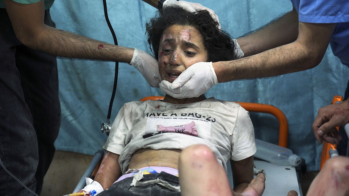 طفل فلسطيني أصيب بقصف إسرائيلي في مستشفى بدير البلح جنوب قطاع غزة