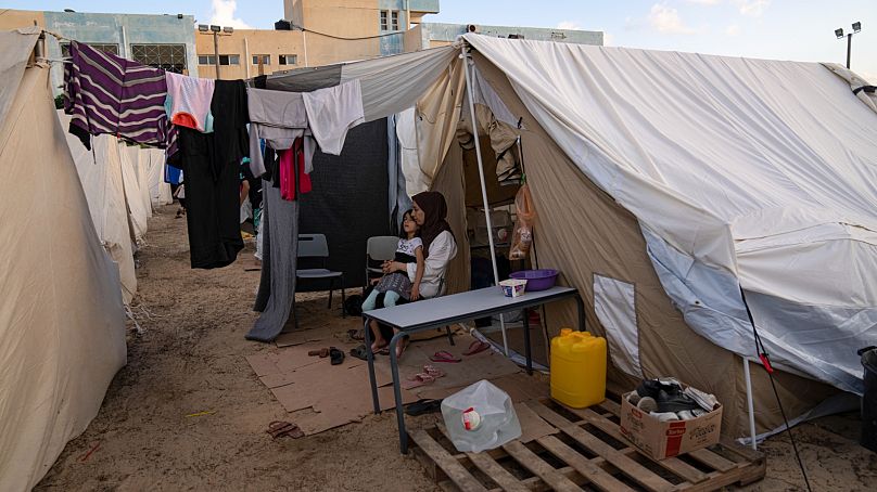 أم وابنتها في مخيمات اللجوء