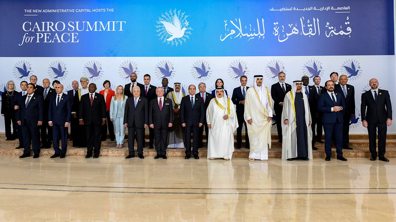 Foto de família na "Cimeira do Cairo pela Paz"