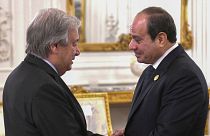 El presidente egipcio, Abdel Fattah el-Sissi (derecha), saluda al secretario general de las Naciones Unidas, Antonio Guterres durante la Cumbre de Paz sobre Gaza.