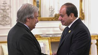 El presidente egipcio, Abdel Fattah el-Sissi (derecha), saluda al secretario general de las Naciones Unidas, Antonio Guterres durante la Cumbre de Paz sobre Gaza.