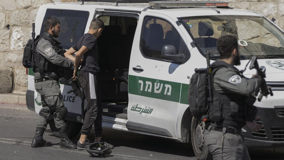 İsrail askerinin Filisti genci tutuklaması 