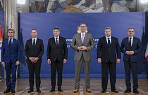 El presidente serbio Aleksandar Vucic, tercero a la derecha, posa con los diplomáticos de Italia, Francia, Alemania, EE. UU. y la UE en Belgrado, Serbia.