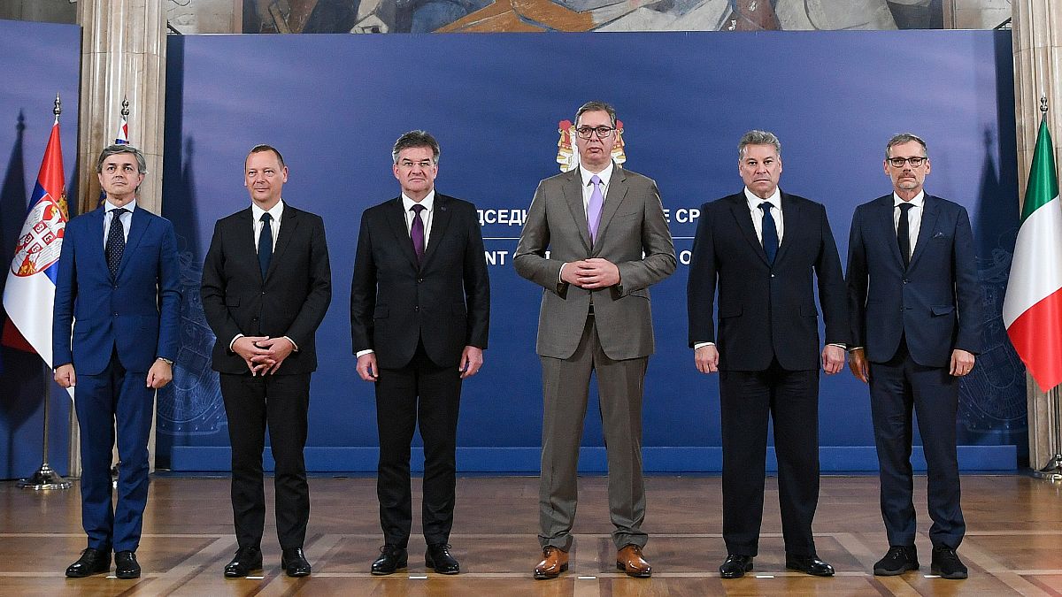Foto das delegações internacionais com o Presidente Aleksandar Vučić