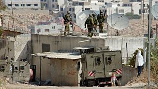 جنود إسرائيليون على سطح منزل في قرية كفر قليل بالقرب من نابلس، الضفة الغربية. 