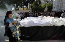رئيس أساقفة الروم الأرثوذكس ألكسيوس يقيم صلاة جنازة للفلسطينيين الذين قتلوا في الغارات الجوية الإسرائيلية التي ضربت كنيسة أرثوذكسية يونانية، في مدينة غزة، الجمعة، 20 أكتوبر