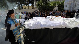 رئيس أساقفة الروم الأرثوذكس ألكسيوس يقيم صلاة جنازة للفلسطينيين الذين قتلوا في الغارات الجوية الإسرائيلية التي ضربت كنيسة أرثوذكسية يونانية، في مدينة غزة، الجمعة، 20 أكتوبر