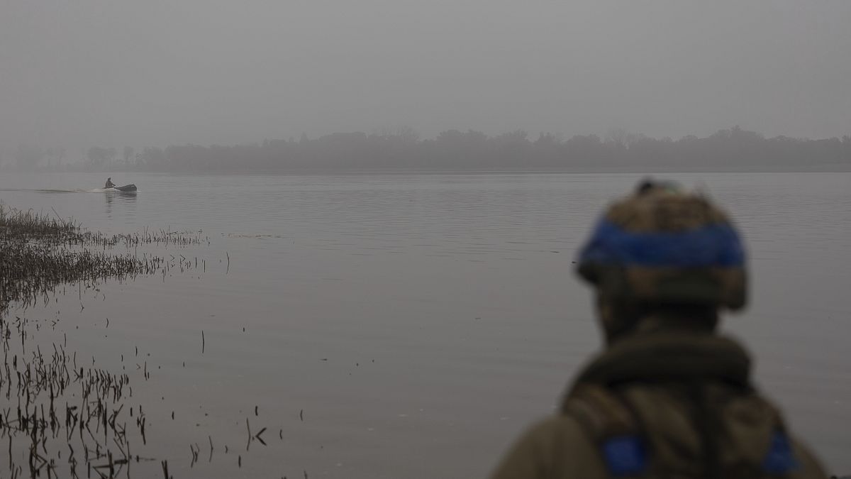Dinyeper Nehri'ne bakan bir Ukrayna askeri