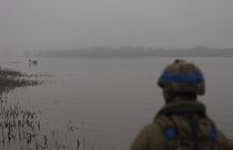 Dinyeper Nehri'ne bakan bir Ukrayna askeri