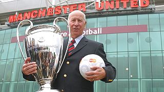 Bobby Charlton, en una imagen de archivo de 2003, ante el Old Trafford, el estadio del Manchester United