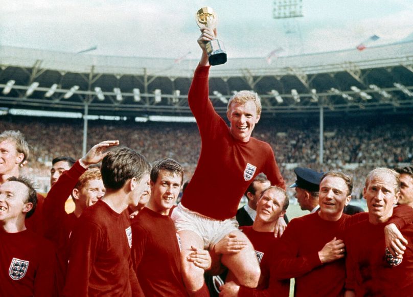 Bobby Charlton, primero por la dcha, con elequipo inglés que ganó la Copa del Mundo en 1966