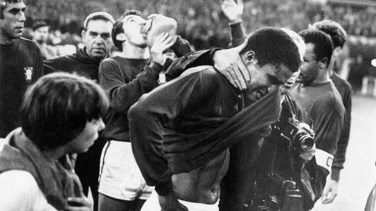 As lágrimas de Eusébio após a derrota (1-2) com a Inglaterra, no Mundial de 66