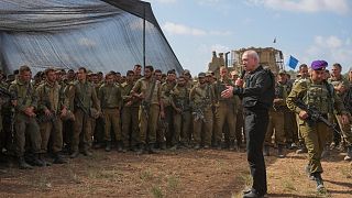 وزير الدفاع الإسرائيلي يوآف غالانت يتحدث مع جنود إسرائيليين في منطقة بالقرب من الحدود مع قطاع غزة 