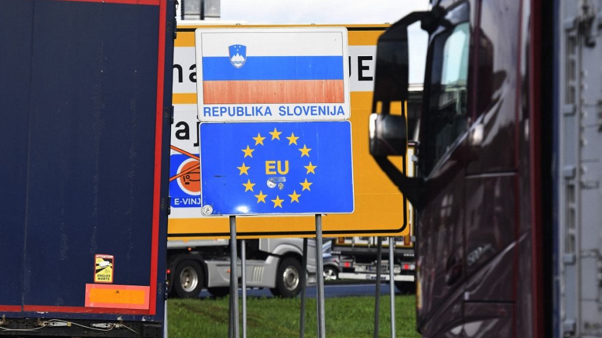 LKWs in der Warteschlang an der Grenze zwischen Kroatien und Slowenien