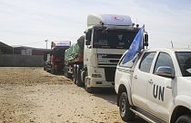 Des camions transportant de l'aide humanitaire entrent dans la bande de Gaza à Rafah, samedi 21 octobre 2023
