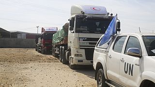 Des camions transportant de l'aide humanitaire entrent dans la bande de Gaza à Rafah, samedi 21 octobre 2023
