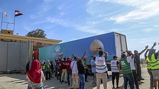 Un camión de la Alianza Nacional Egipcia que transporta ayuda humanitaria cruzando la puerta fronteriza de Rafah.