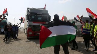 Camiões com ajuda humanitária celebrado por palestinianos à saída do Egito