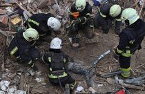 رجال الإنقاذ ينتشلون جثة طفل قتل في قصف روسي على خاركيف - أوكرانيا 6/10/2023