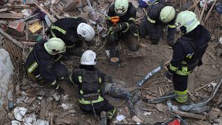 رجال الإنقاذ ينتشلون جثة طفل قتل في قصف روسي على خاركيف - أوكرانيا 6/10/2023