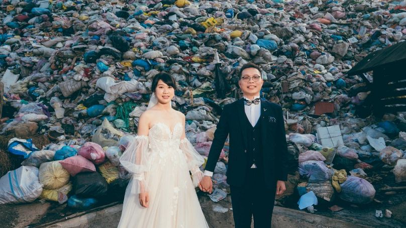 العروسان أمام مكب النفايات
