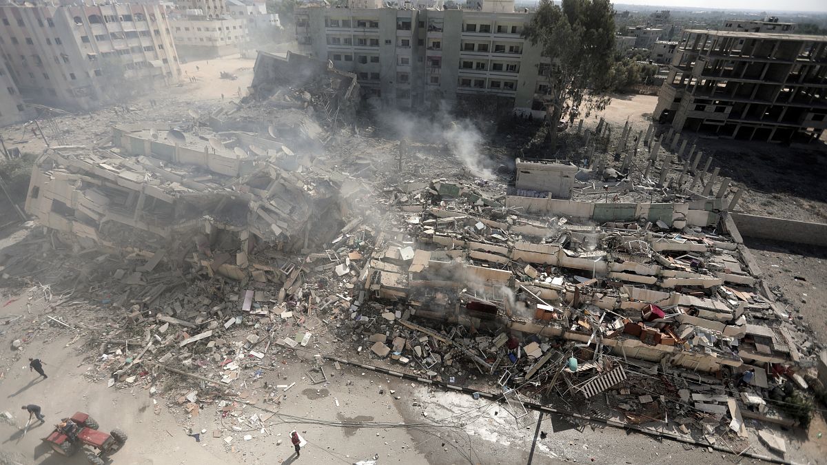 دخان يتصاعد من المباني المدمرة جراء الغارات الجوية الإسرائيلية على مدينة غزة، وسط قطاع غزة