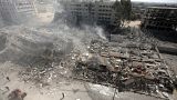 دخان يتصاعد من المباني المدمرة جراء الغارات الجوية الإسرائيلية على مدينة غزة، وسط قطاع غزة
