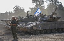 Soldados israelíes trabajan en un tanque en una zona de preparación cerca de la frontera con la Franja de Gaza, en el sur de Israel el viernes 20 de octubre de 2023. 