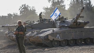 جنود إسرائيليون على متن دبابة بالقرب من الحدود مع قطاع غزة
