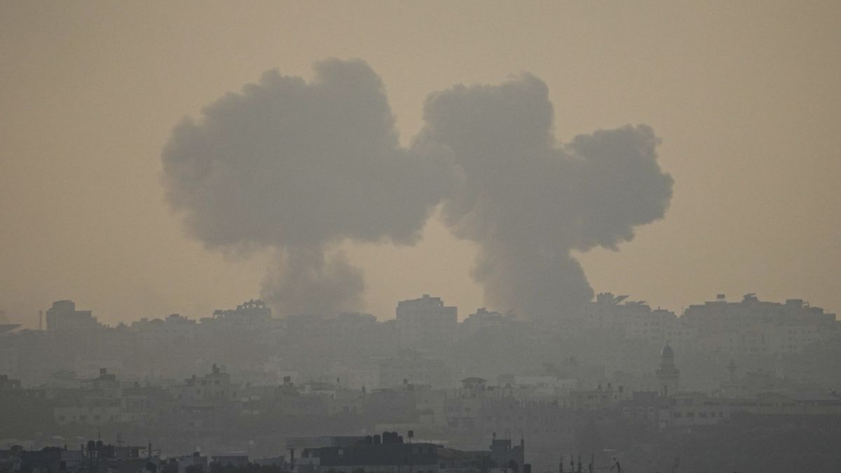 De la fumée s'élève après une frappe aérienne israélienne dans la bande de Gaza, vue depuis le sud d'Israël, dimanche 22 octobre 2023.