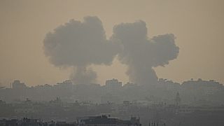 De la fumée s'élève après une frappe aérienne israélienne dans la bande de Gaza, vue depuis le sud d'Israël, dimanche 22 octobre 2023.