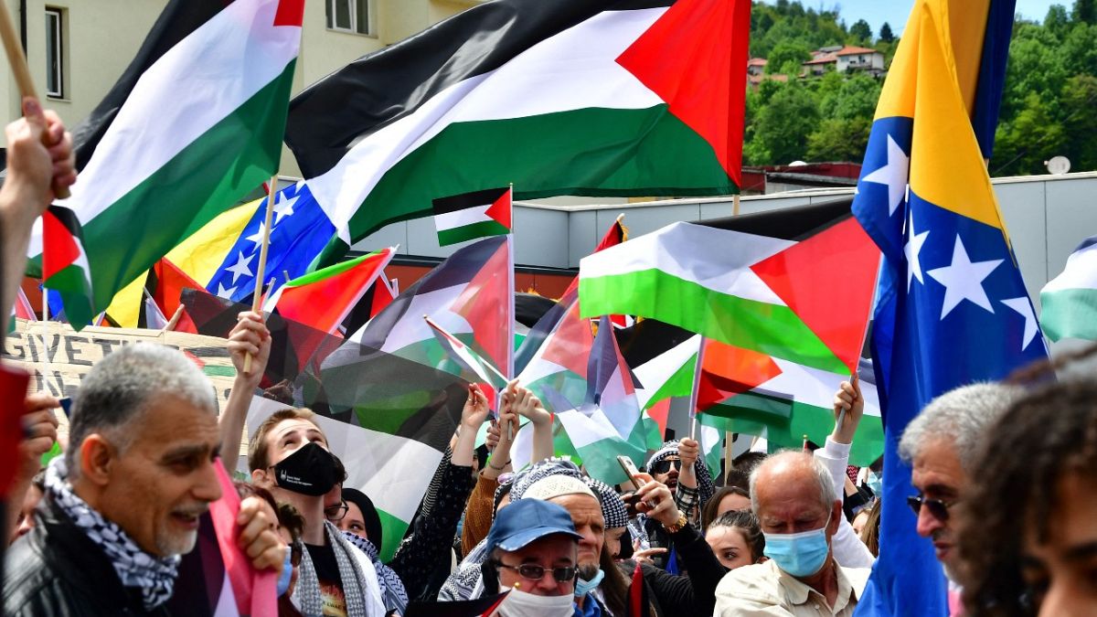 مظاهرة  لآلاف البوسنيين في ساراييفو دعما للفلسطينيين في قطاع غزة 