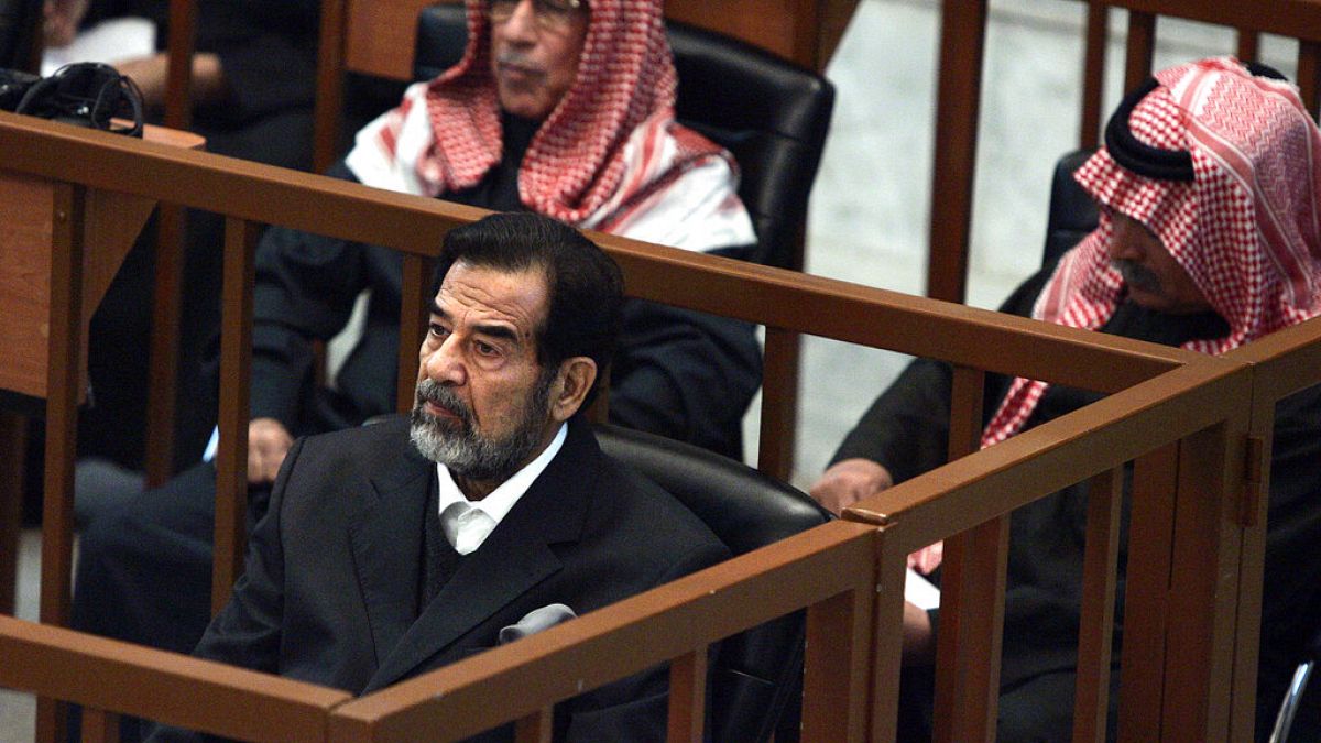 Irak'ın devrik lideri Saddam Hüseyin mahkemede