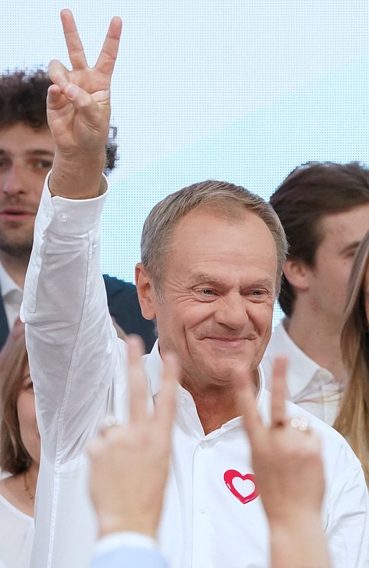Donald Tusk, a lengyel ellenzék vezére az első exit poll eredmények közzététele után, 2023. október 15-én