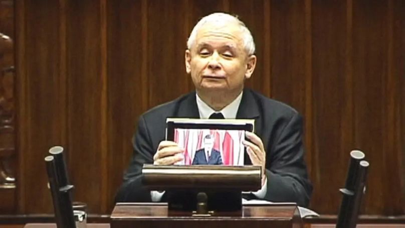 Jarosław Kaczyński iPadről játszotta be Piotr Gliński videóüzenetét 2013 márciusában