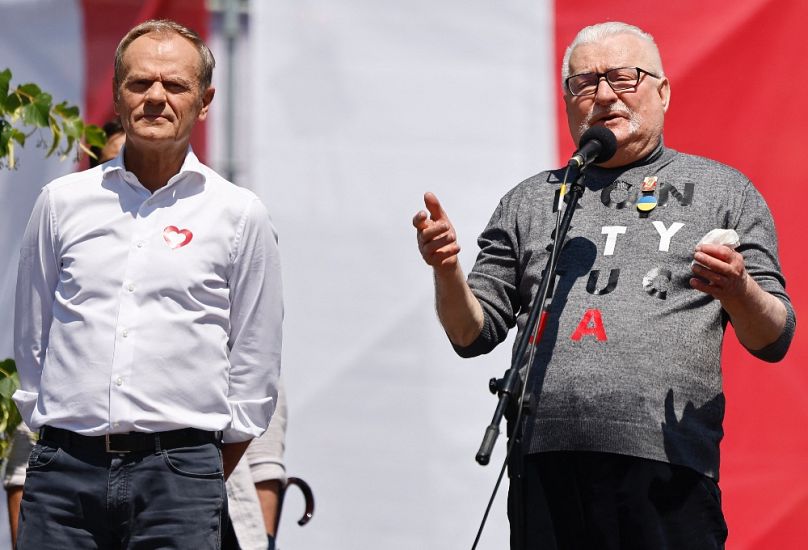 Donald Tusk és Lech Wałęsa egy varsói ellenzéki nagygyűlésen, 2023 júniusában