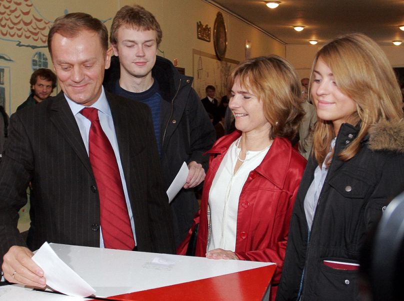 A Tusk család – Donald; fia, Michał; felesége, Małgorzata és lánya, Katarzyna – szavaz a 2005-ös lengyel elnökválasztás második fordulójában