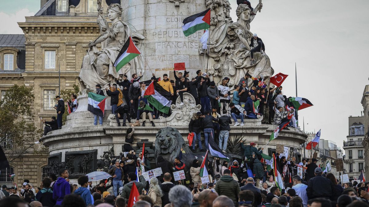 Des manifestants participent à une manifestation organisée par le "Collectif national pour une paix juste et durable entre Palestiniens et Israéliens" à Paris, 22 octobre 2023
