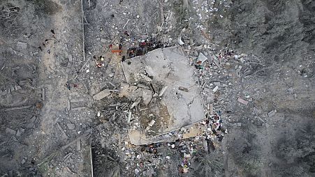 Des Palestiniens cherchent des survivants après le bombardement israélien de la bande de Gaza à Deir Al-Balah, dimanche 22 octobre 2023.