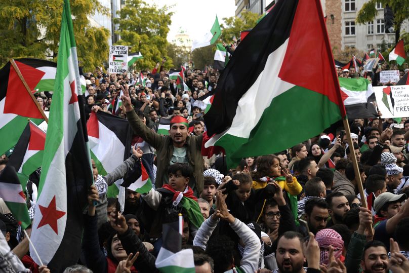 Migliaia di persone si sono riunite fuori dai palazzi delle istituzioni europee per chiedere il cessate il fuoco a Gaza
