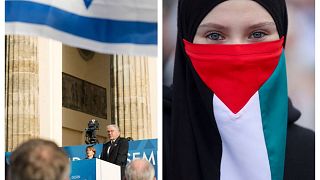 Links: Der deutsche Bundespräsident Frank-Walter Steinmeier bei einer Pro-Israel-Demonstration  in Berlin, 22.10.2023 