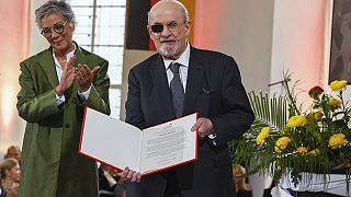 Salman Rushdie a díj átvételekor a Frankfurti Könyvvásáron