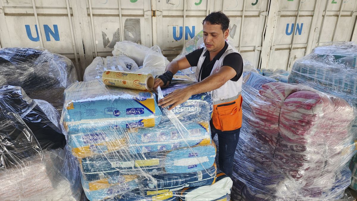 Gazze'de Birleşmiş Milletler Filistinli Mültecilere Yardım Kuruluşu (UNRWA) tarafından yapılan gıga yardımını alan Filistinli bir kadın